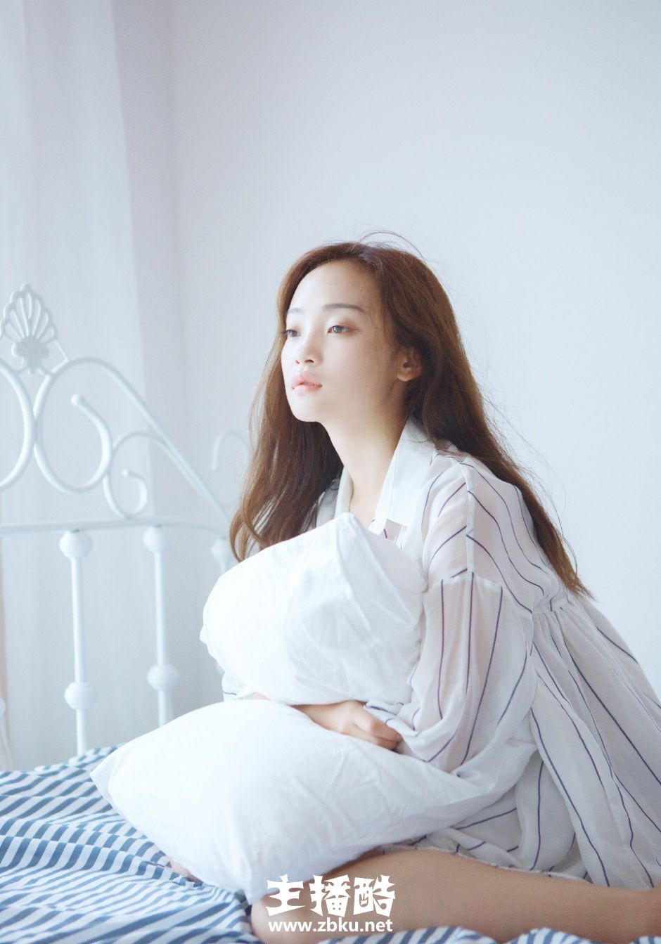 床上牛奶肌白衬衣美女睡眼惺忪慵懒躺姿发丝凌乱图片