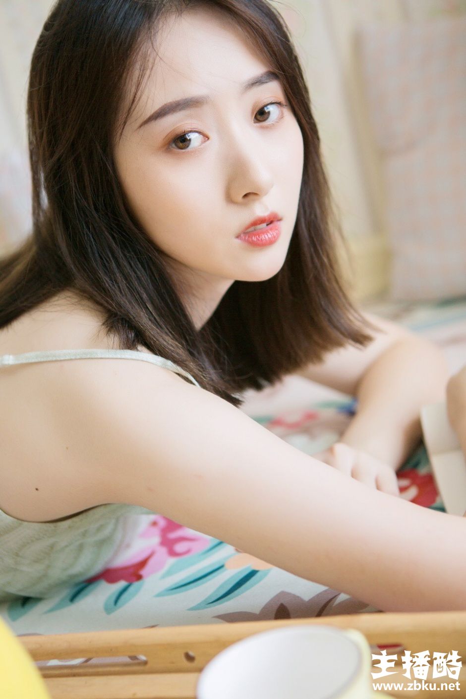 绿色纱裙美女小露锁骨齐肩短发红唇微张眼神迷离图片