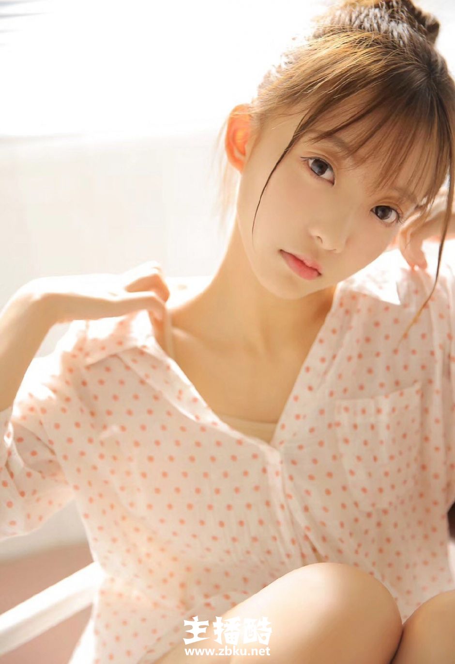 圆鼓鼓大眼美女萝莉童颜美貌碎花衣搭短裤露牛奶肌图片