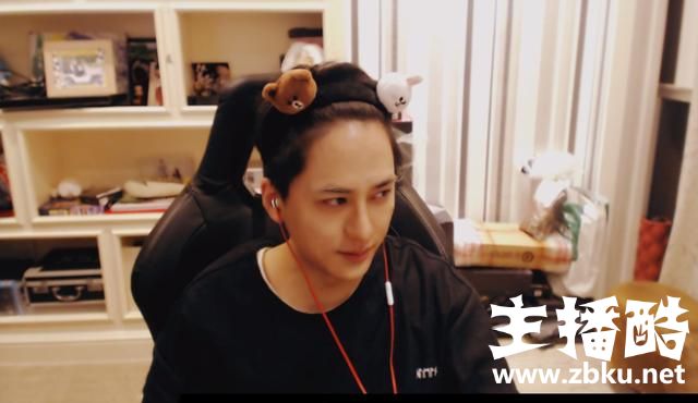 继微笑后LOL草莓换上女装，两人隔空比美，网友：这颜值真的无敌！
