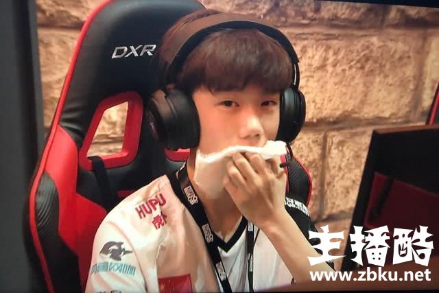 韦神身高体重被曝光：原来200斤的不是UZI而是GODV