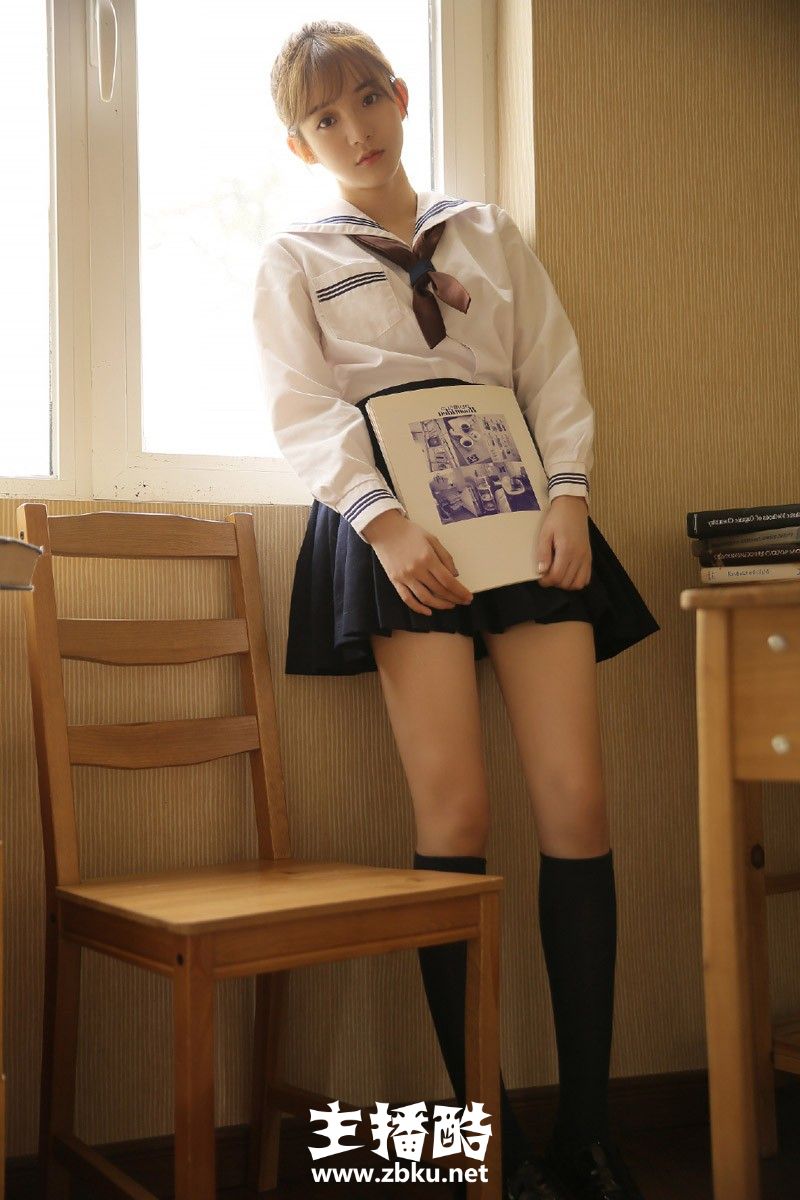 圆润娃娃脸美女学生高扎麻花辫学院校服黑丝长腿图片