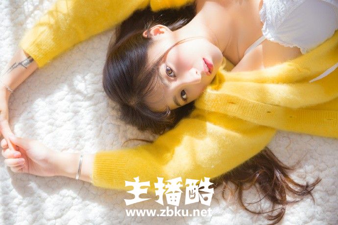 美目香唇阳光少女黄色开衫搭白色吊带裙清纯可人图片