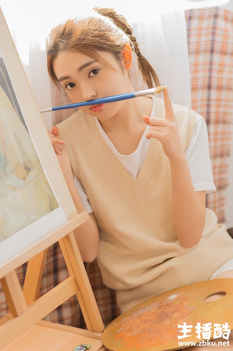 眉眼秀气画室美女白丝小细腿俏皮麻花辫嘟嘴卖萌图片