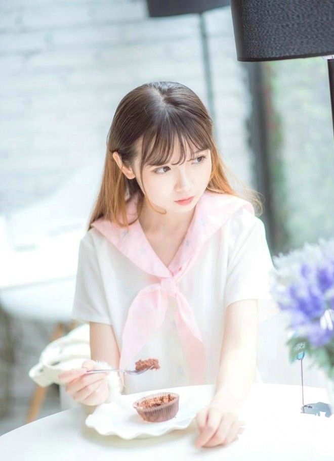 肉嘟嘟娃娃脸美女学生妹粉嫩校园制服露细胳膊小白腿图片