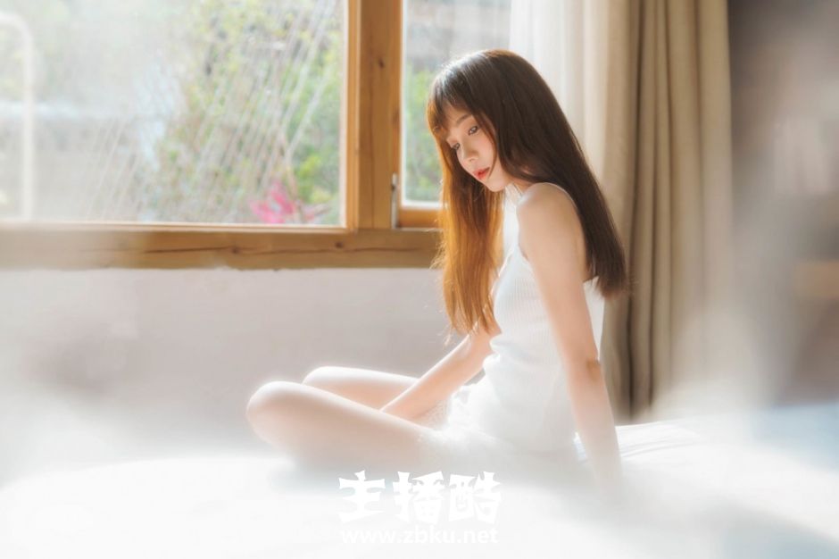 早安少女慵懒睡姿白色吊带蕾丝短裤秀精致锁骨美腿图片