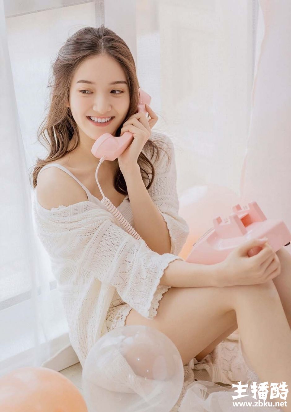 长发披肩美女露齿大笑吊带短裤秀骨感身材打电话图片
