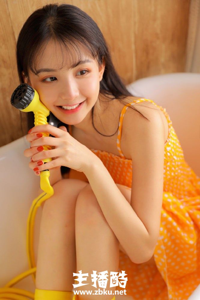 露齿甜笑美少女黄色裹胸连衣裙皮肤白里透红写真图片