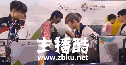 LOL：尊敬强者，小花生赛后握手姿势亮了 网友：又一个Uzi的迷弟