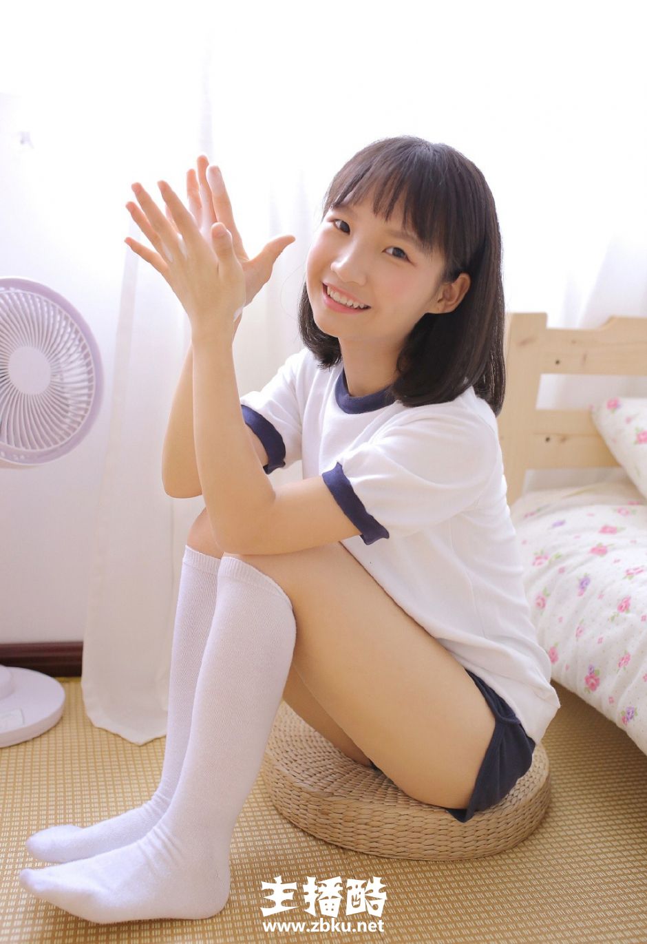 不施粉黛运动服套装美女灿烂大笑超短裤白丝美腿图片