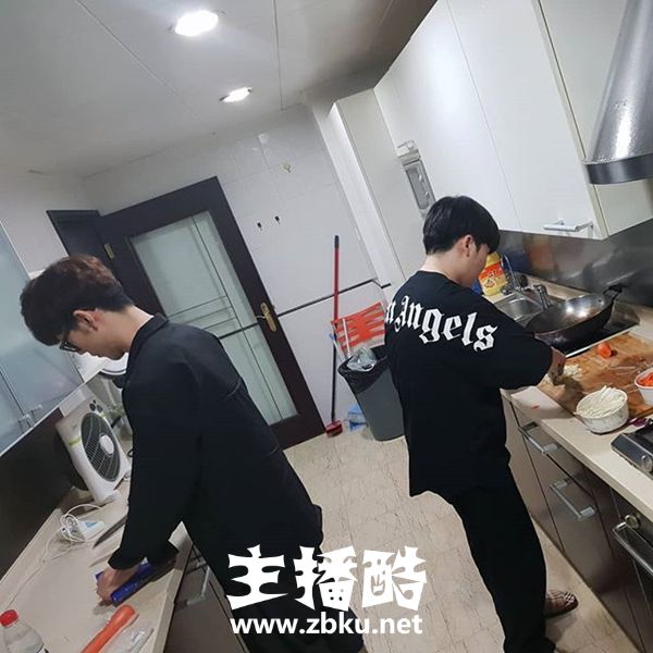 Rookie与TheShy下厨做饭 动刀切菜却引粉丝胆战心惊