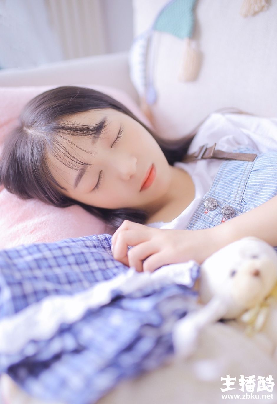 包子脸少女眉清目秀碎花吊带白色短裤细胳膊小腿图片