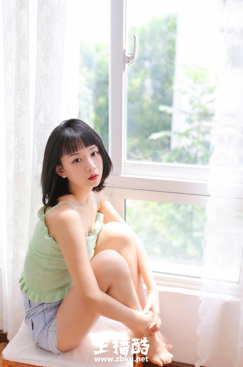 清新小女生绿色吊带衫低腰热裤骨骼瘦小肢体灵活图片