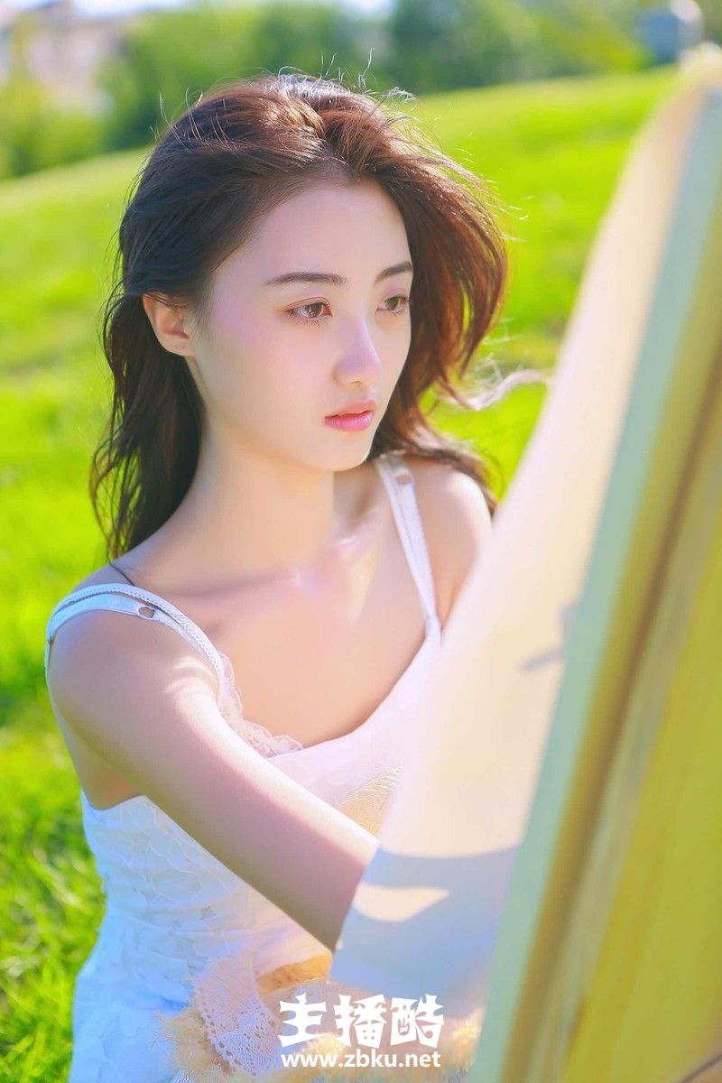 长发飘飘小清新美女漂亮瓜子脸一袭白裙户外作画图片