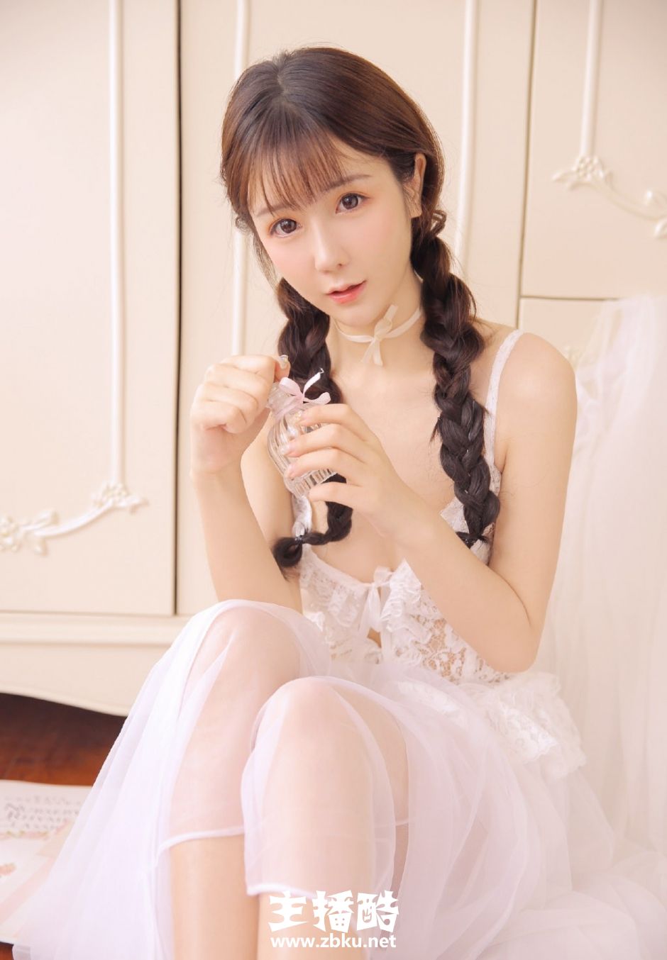 小巧薄嘴唇美女精灵系长相蕾丝纱裙露白嫩香肩锁骨图片