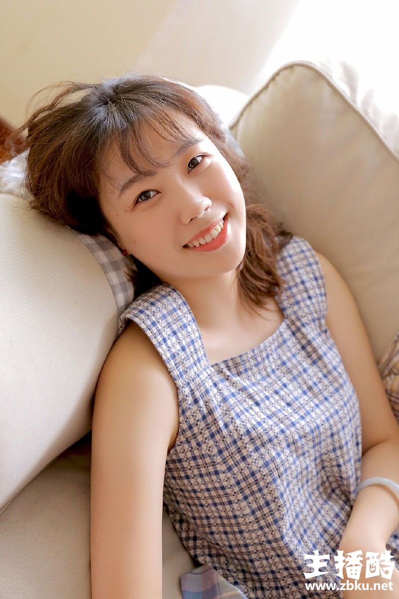 知性大方美女无袖连衣裙笑眼盈盈气质温柔躺沙发看书图片
