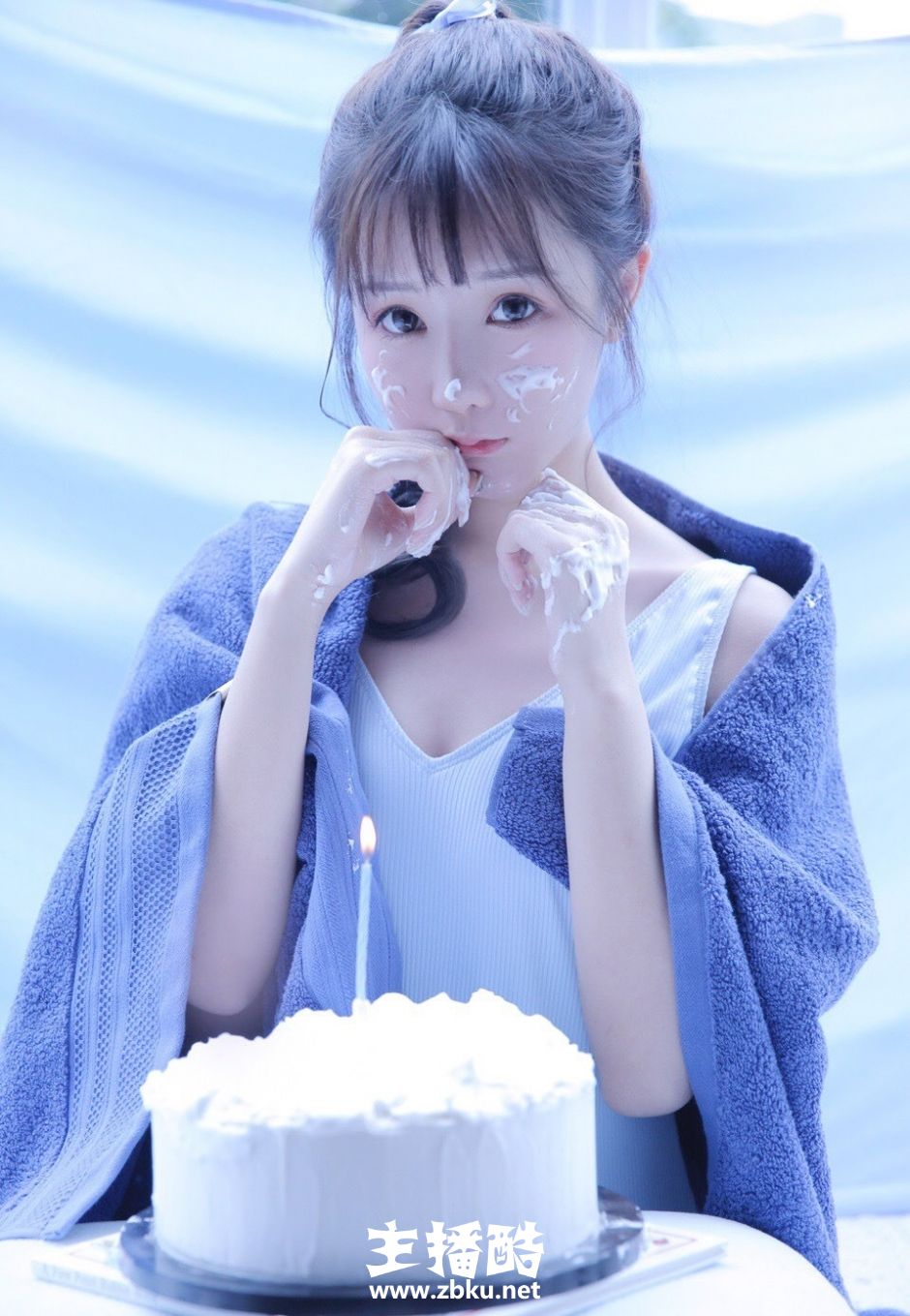 小巧薄嘴唇美女精灵系长相蕾丝纱裙露白嫩香肩锁骨图片