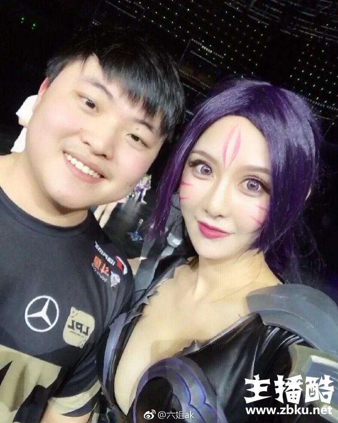 6a641dabgy1fvcpc6sgj7j20yi174k1u.jpg 这波操作真的秀 卡莎与薇恩的Coser真人还原Uzi表情包