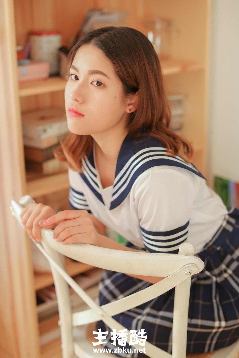 标志鹅蛋脸画室美女笑容甜美日系风制服秀少女身材图片
