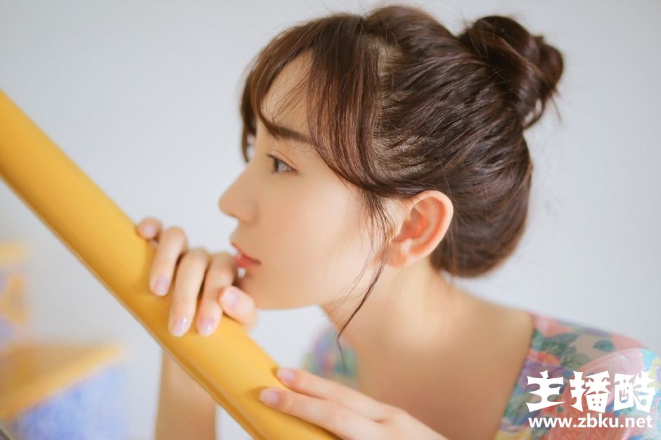 林中撑伞女学生水手制服身姿娇小长发飘飘面色红润图片