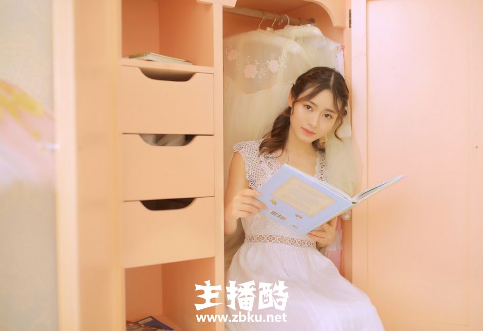 小卷发美女纯白长裙端庄气质白瓷肌肤吹弹可破图片