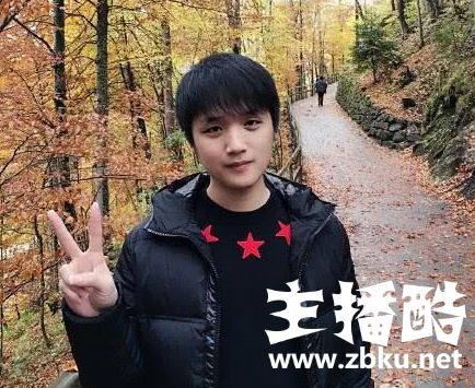 微笑愿赌服输开启水手服女装直播 糟了这是心动的感觉