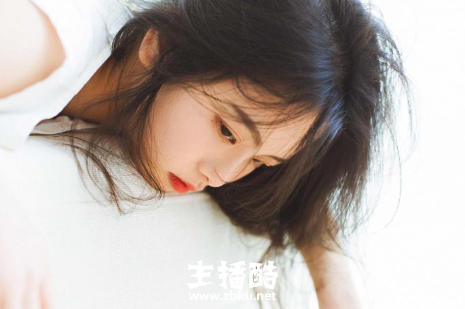 高级厌世脸美女无袖连衣裙娇艳红唇满脸胶原蛋白图片