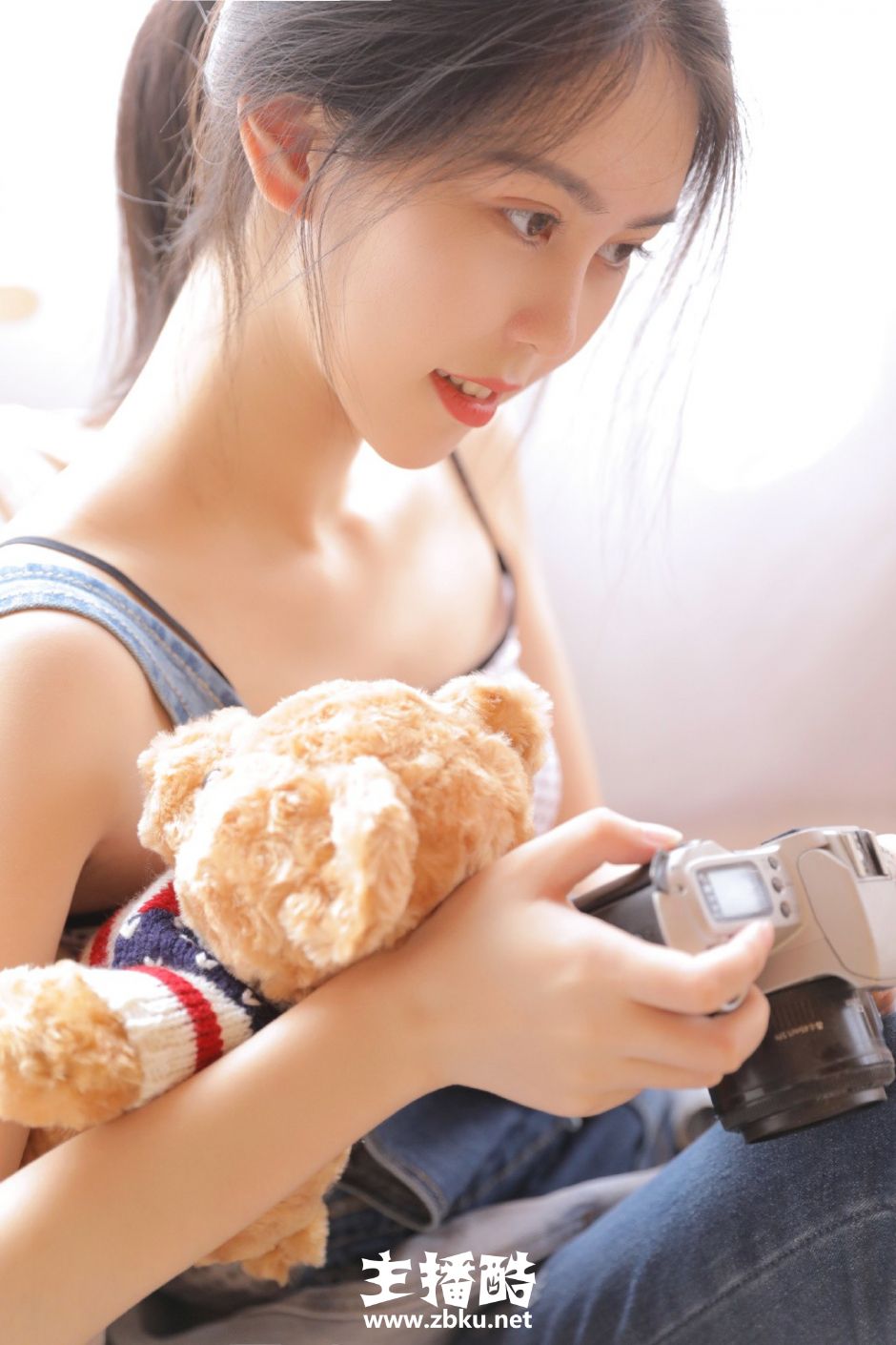 沙发白嫩美女高束马尾长相清秀牛仔背带裤苗条身姿图片