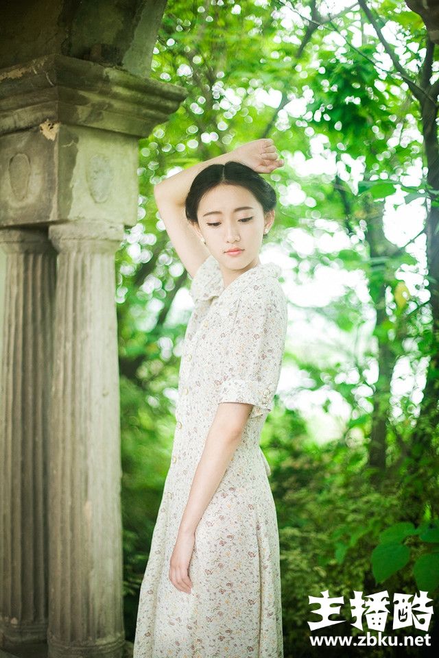 碎花长裙美女高束发髻精致小v脸举手投足尽显优雅图片