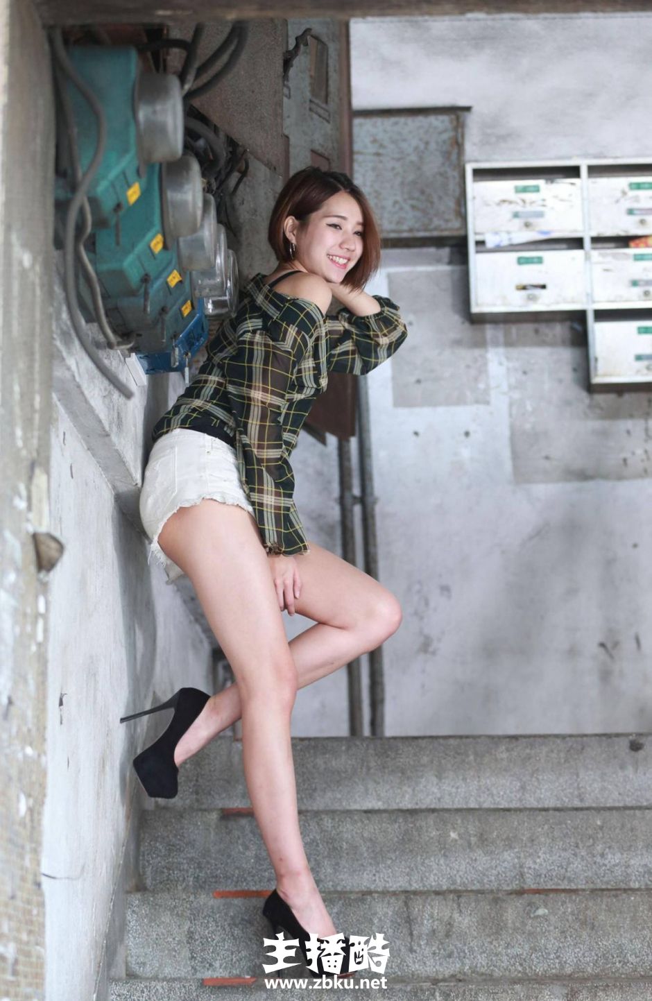 表情销魂美女透视吊带装露香肩锁骨高挑身材秀大长腿图片