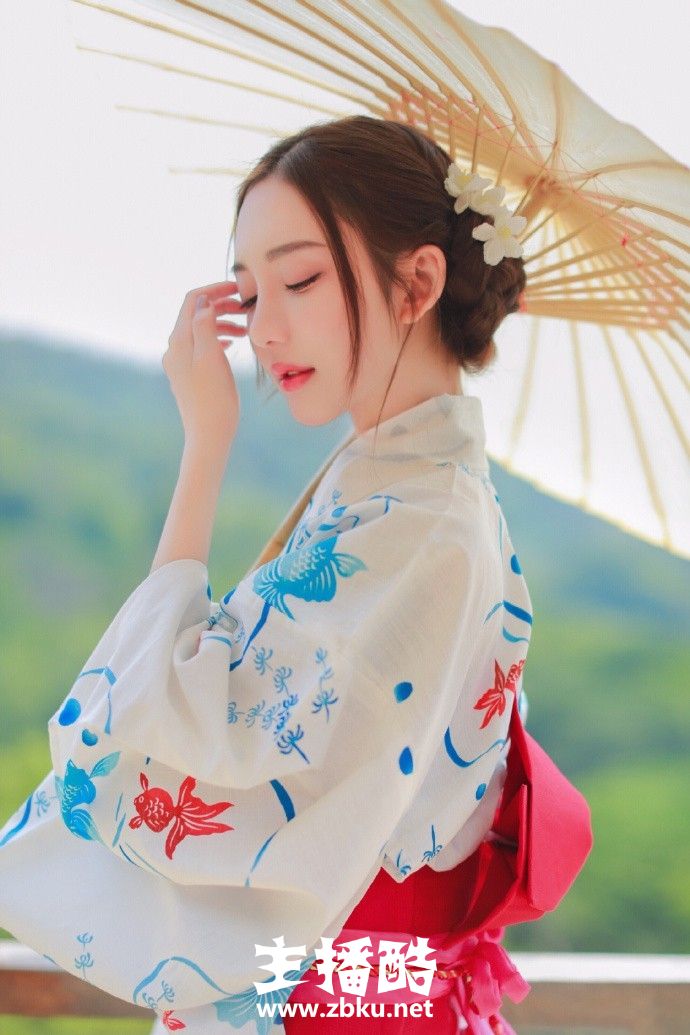 日本和服美女上衣滑落露圆润香肩锁骨脸蛋白里透红图片