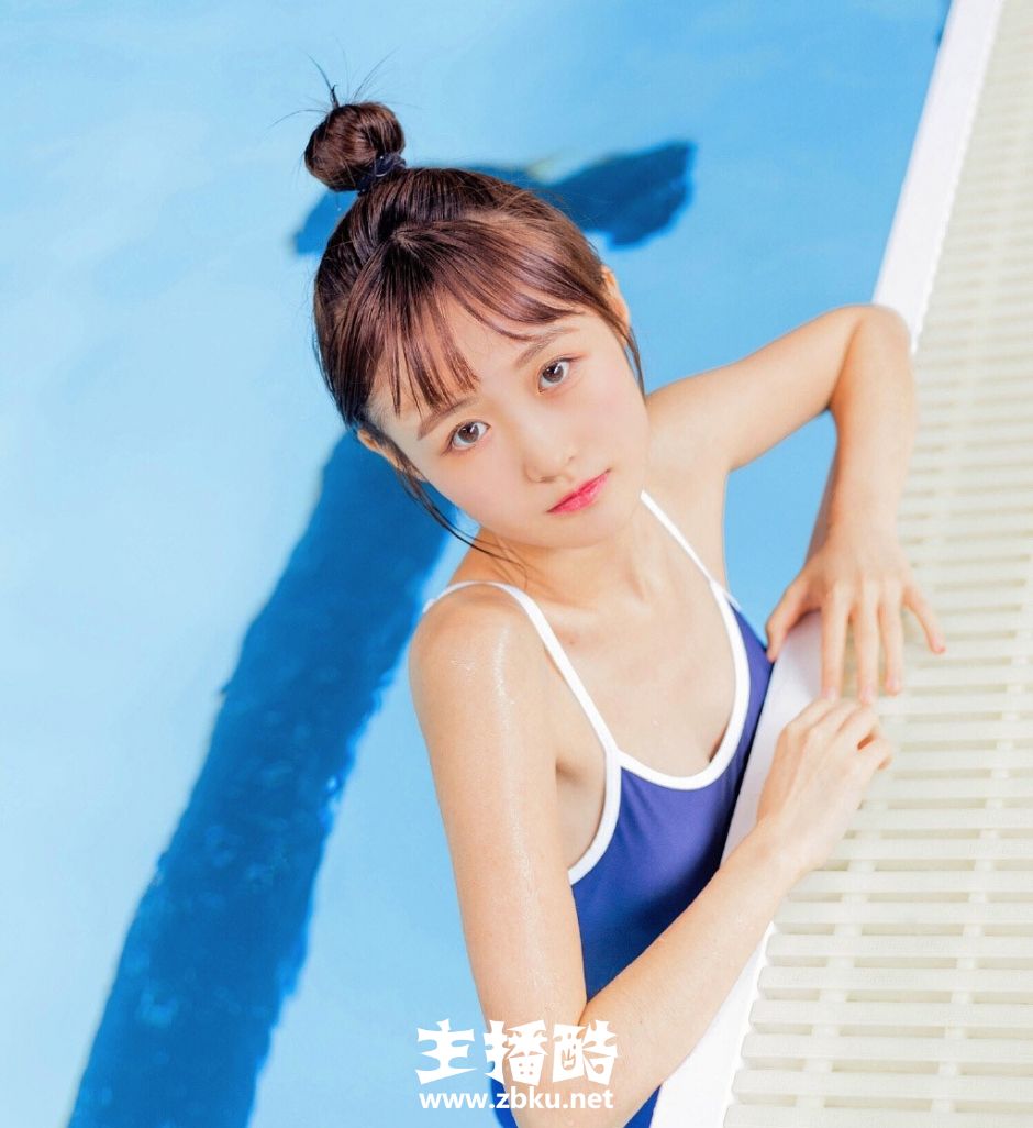 丸子头泳衣美女笑容满面清瘦身材湿身大秀牛奶肌图片