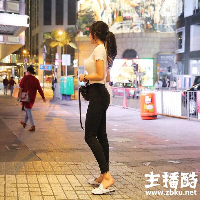 知性美女身材高挑胸大屁股翘街拍图片