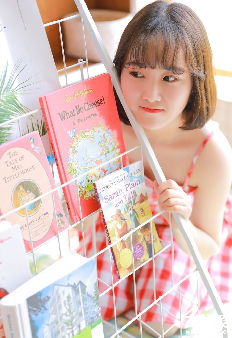 娃娃脸小女生清新格子裙脸颊泛红皮肤细腻小嘴微抿图片
