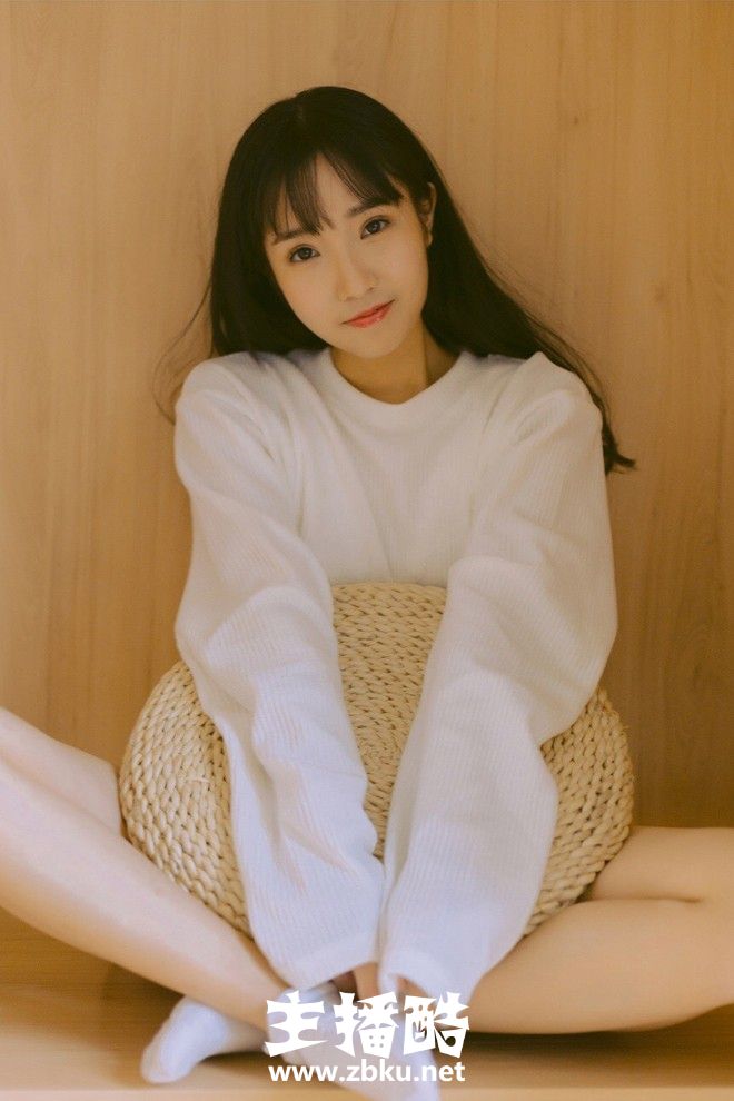 宽松毛衣美女眉眼精致乌黑长头发短裤秀细长筷子腿图片