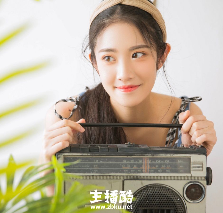 森女系美女低扎马尾牛仔背带裤长相端庄小清新气质图片