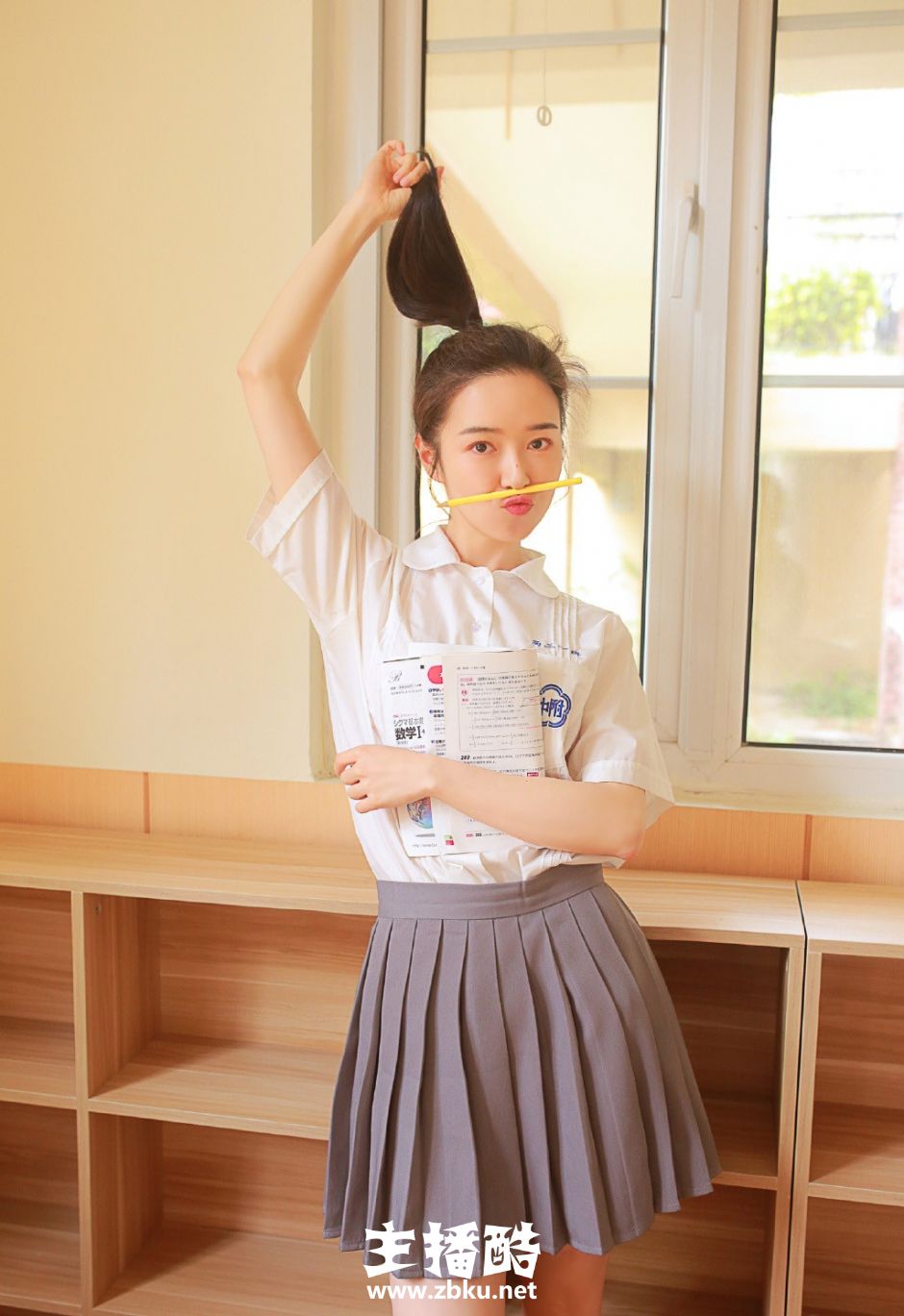 椭圆嫩脸教室美女学生灰色校服清爽马尾辫嘟嘴搞怪图片