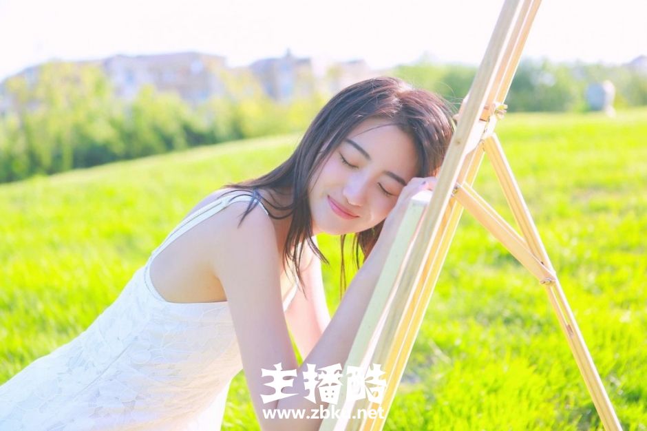 长发飘飘小清新美女漂亮瓜子脸一袭白裙户外作画图片