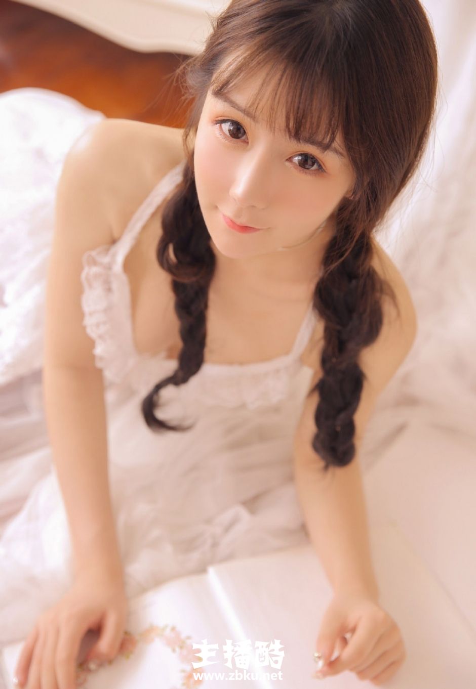小巧薄嘴唇美女精灵系长相蕾丝纱裙露白嫩香肩锁骨图片