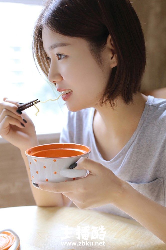 雪白牛奶肌美女齐耳短发气质温柔小巧五官居家撸狗图片