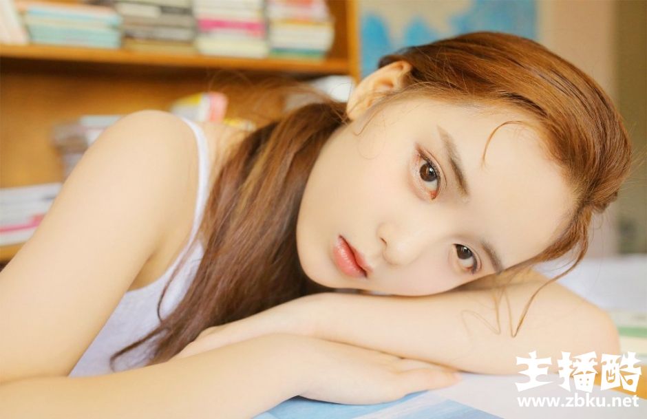 粉嘟嘟香唇氧气美女亚麻色长发白嫩鹅蛋脸精致五官图片