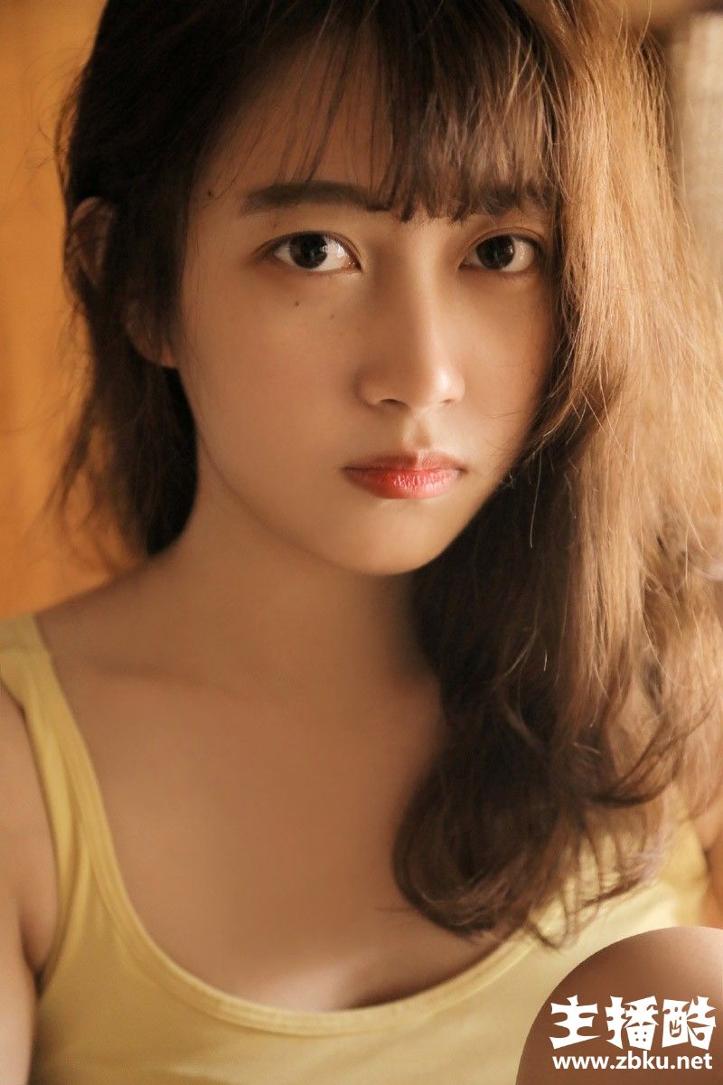 蓬松黄头发氧气美女圆润鹅蛋脸双手托下巴享受美食图片