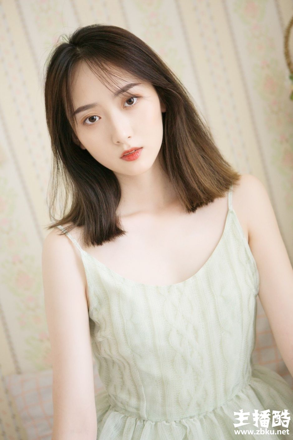 绿色纱裙美女小露锁骨齐肩短发红唇微张眼神迷离图片