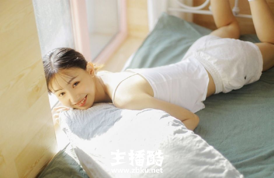 微笑早安少女吊带短裤稀疏刘海神情慵懒挥舞手脚图片