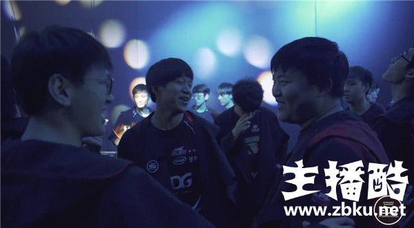 三队灵魂人物同框出现 厂长小狗后台热聊打破不和谣言