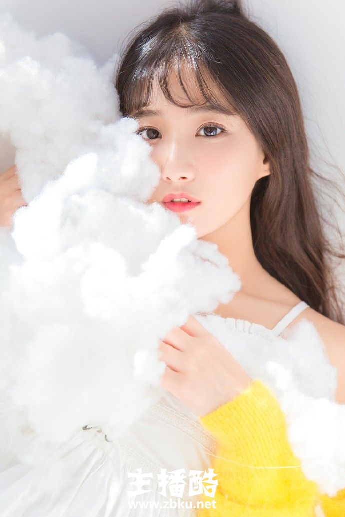 美目香唇阳光少女黄色开衫搭白色吊带裙清纯可人图片