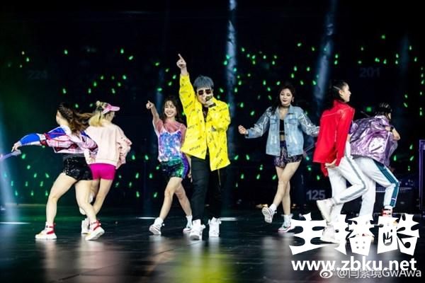 LOL：娃娃怒怼键盘侠 7周年假唱还能断气？自嘲发挥不佳真正原因