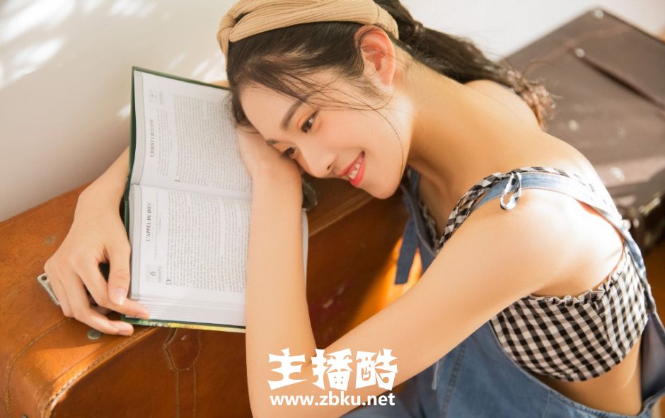森女系美女低扎马尾牛仔背带裤长相端庄小清新气质图片