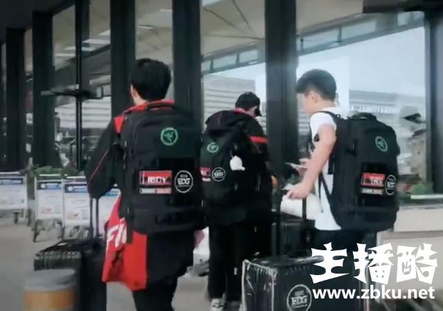 LPL三支战队出征S8照片公布，厂长倾囊相授Haro很用心！