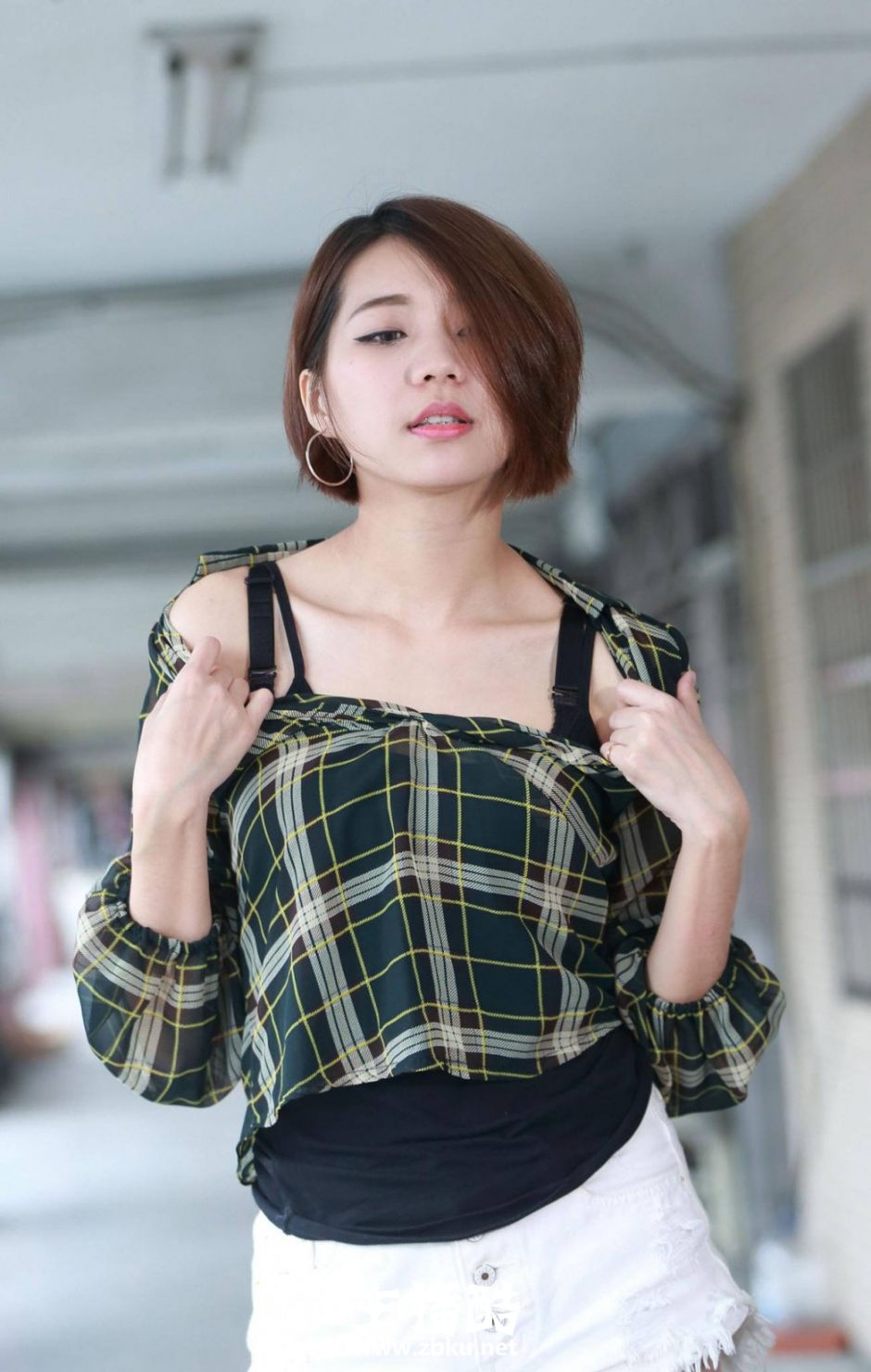 表情销魂美女透视吊带装露香肩锁骨高挑身材秀大长腿图片
